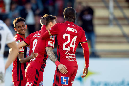 Östersunds Jamie Hopcutt jublar med lagkamrater