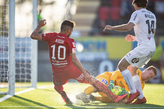 Östersunds Hosam Aiesh mot Sirius Joakim Wulff och Sirius