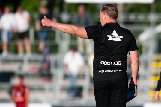Trelleborgs Huvudtränare Patrick Winqvist ger tummen upp