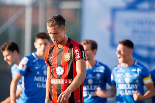 Brommapojkarna Erik Figueroa deppar medan i bakgrunden