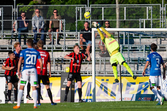Brommapojkarna målvakt Nikola Petric gör räddning