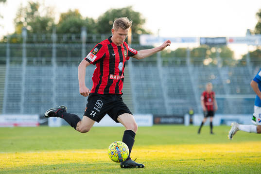 Brommapojkarna Fritiof Björkén nder fotbollsmatchen i