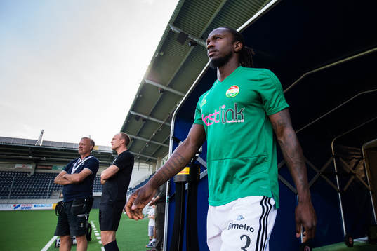 Dalkurds Kebba Ceesay på väg in på plan för att värma