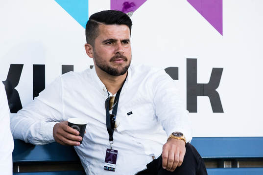 Dalkurds sportchef  Adil Kizil innan fotbollsmatchen i