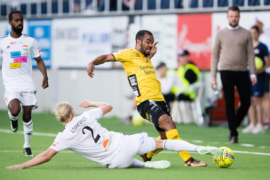 Dalkurds Henrik Löfkvist med en glidtackling mot Elfsborgs