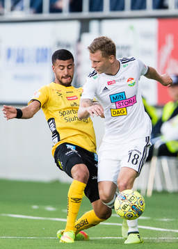 Elfsborgs Rami Kaib i kamp om bollen med Dalkurds Johan