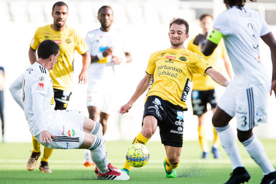 Dalkurds Irfan Jasarevic i kamp om bollen med Elfsborgs