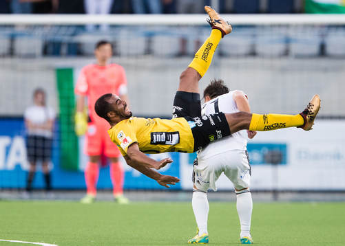 Elfsborgs Alex Dyer i en närkamp med Dalkurds Yukiya Sugita