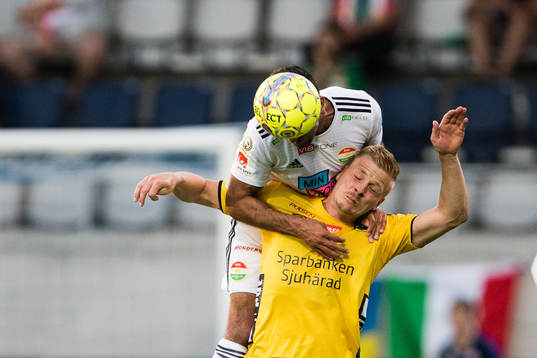 Dalkurds Rewan Amin i en nickduell med Elfsborgs Per Frick