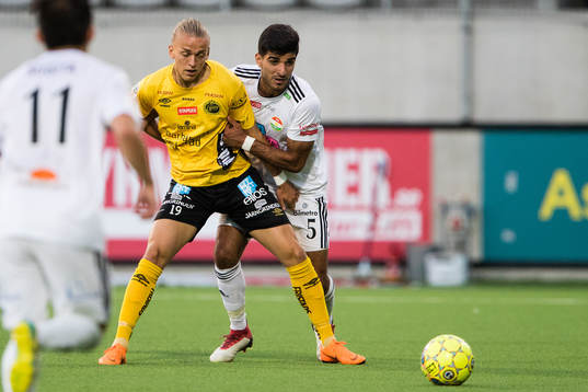 Elfsborgs Jesper Karlsson i kamp om bollen med Dalkurds