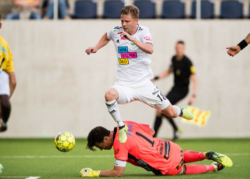 Dalkurds Johan Bertilsson utmanar Elfsborgs målvakt Kevin
