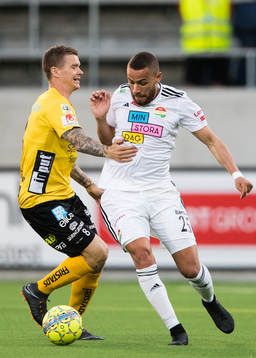 Elfsborgs Samuel Holmén i kamp om bollen med Dalkurds