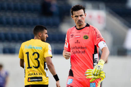 Elfsborgs målvakt Kevin Stuhr Ellegaard knyter näven