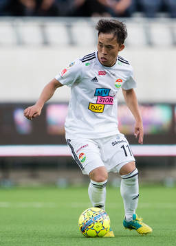 Dalkurds Yukiya Sugita med bollen