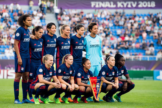 Wendie Renard (2nd row from the left), Amel Majri, Saki