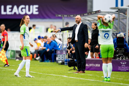 Caroline Graham Hansen of Wolfsburg and Stephan Lerch, head