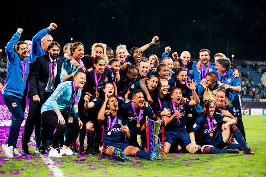 Ada Hegerberg and the other players of Lyon celebrate with