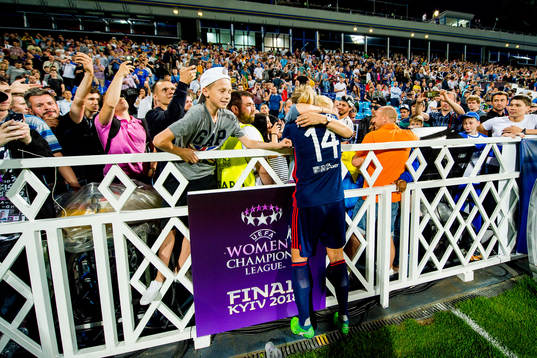 Ada Hegerberg of Lyon celebrates with her mum Gerd Stolsmo