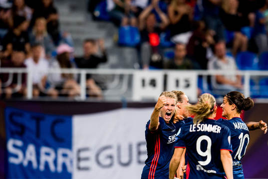 Ada Hegerberg celebrates with Eugénie Le Sommer, Dzsenifer