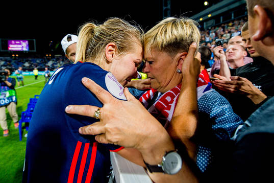 Ada Hegerberg of Lyon celebrates with her mum Gerd Stolsmo
