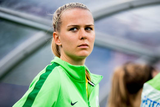 Goalkeeper Merle Frohms of Wolfsburg at the bench