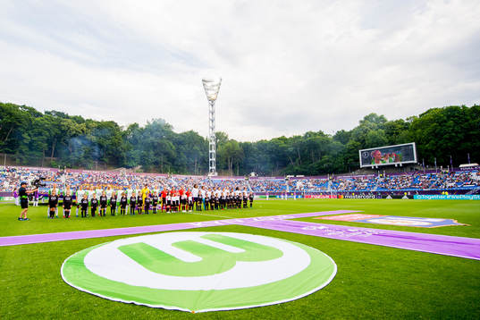 Both teams line up