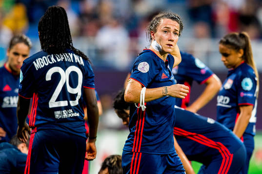 Lucy Bronze of Lyon with an injury