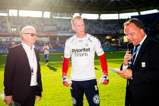 IFK Göteborgs målvakt Pontus Dahlberg får blommor