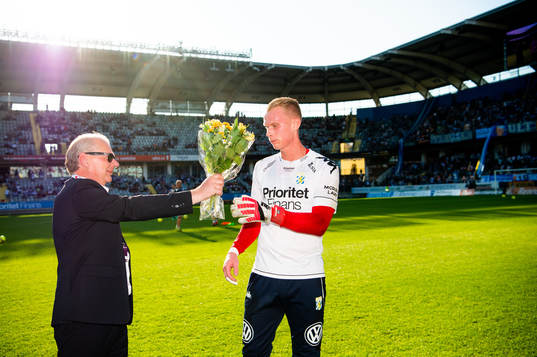 IFK Göteborgs målvakt Pontus Dahlberg får blommor