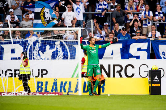 Djurgårdens målvakt Andreas Isaksson reagerer