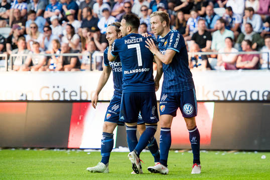 Djurgårdens Jonathan Ring jublar med lagkamrater