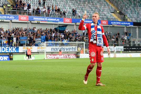 IFK Göteborgs målvakt Pontus Dahlberg tackar publiken