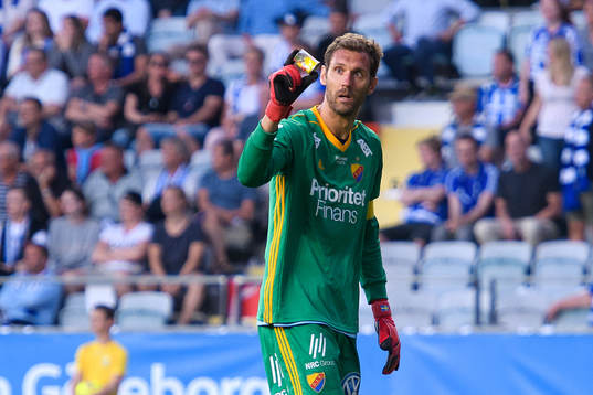 Djurgårdens målvakt Andreas Isaksson tittar på ett