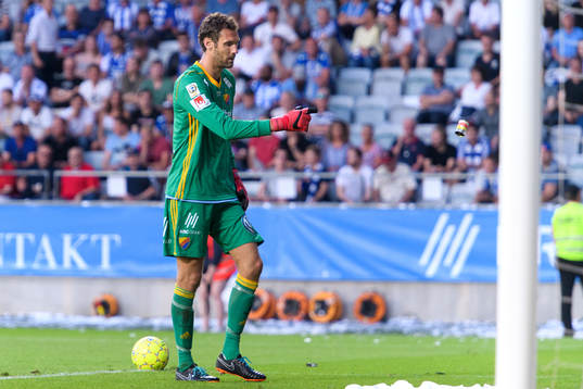 Djurgårdens målvakt Andreas Isaksson kastar ut ett