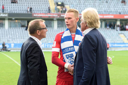 IFK Göteborgs målvakt Pontus Dahlberg hälsar på