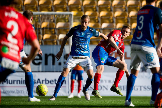 Helsingborgs Andri Runar Bjarnason och Norrbys Marc Axengren