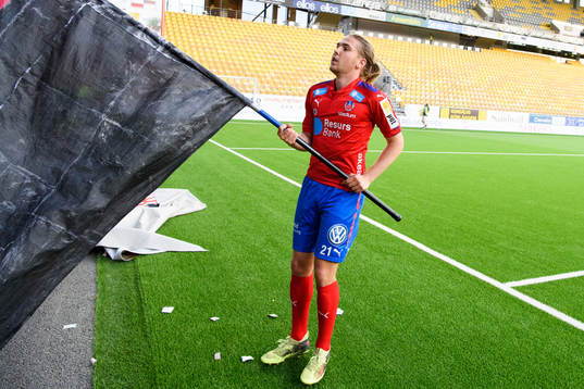 Helsingborgs Charlie Weberg får en fana av supportrarna