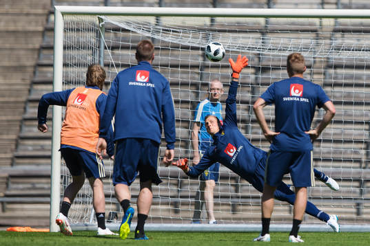 Emil Forsberg gör mål på straff bakom målvakten