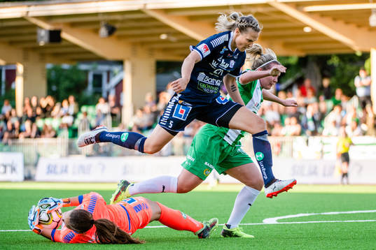 Linköpings Lisa Lantz och Hammarbys målvakt Matilda