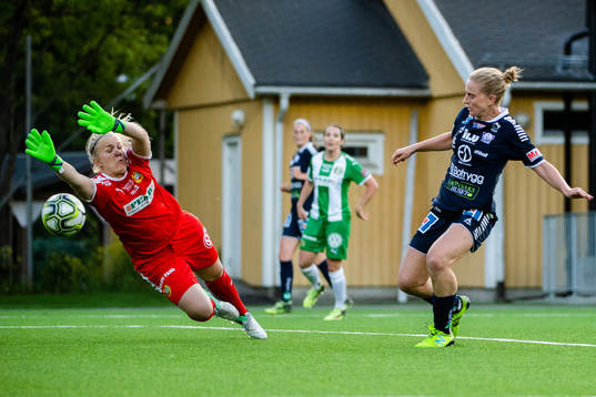 Linköpings Natasha Dowie gör 1-2 bakom Hammarbys målvakt