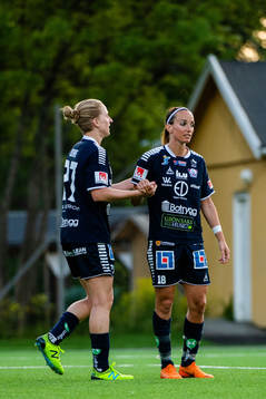 Linköpings Natasha Dowie och Kosovare Asllani jublar