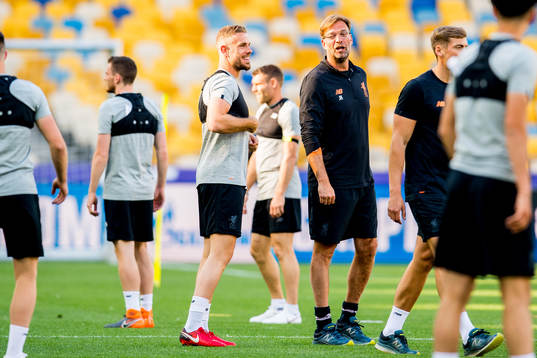 Jürgen Klopp, head coach of Liverpool, and Jordan Henderson