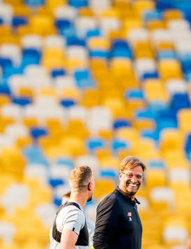 Jürgen Klopp, head coach of Liverpool, and Jordan Henderson