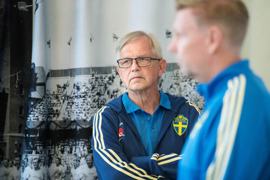 Landslagschef Lars Richt framför assisterande