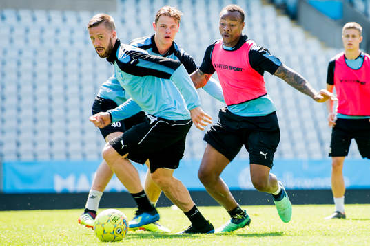 Leeds Pontus Jansson jagas av Carlos Strandberg och Hugo