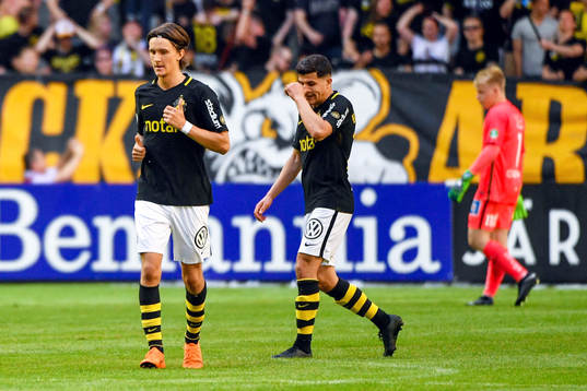 s Kristoffer Olsson jublar med lagkamrater