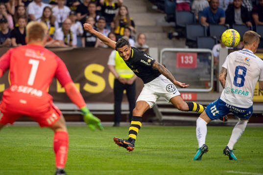 s Ahmed Yasin och Norrköpings målvakt Isak Pettersson och