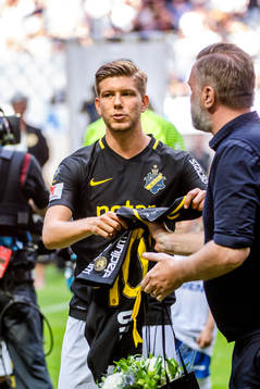 s Anton Salétros uppmärksammas före fotbollsmatchen i