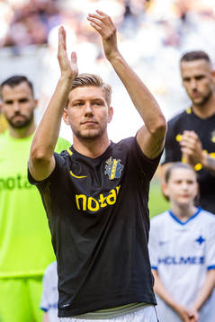 s Anton Salétros uppmärksammas före fotbollsmatchen i