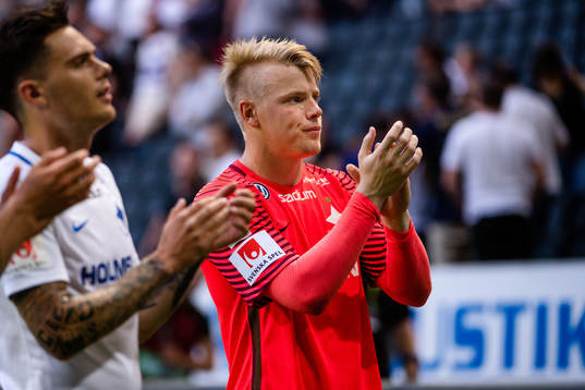 Norrköpings målvakt Isak Pettersson tackar publiken